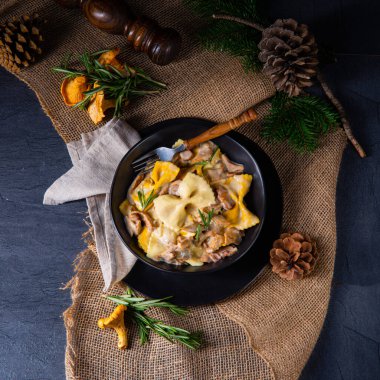 Makarna ve krema soslu Chantereller.