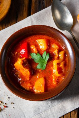 Kazanda ya da demlikte Macar gulaş çorbası