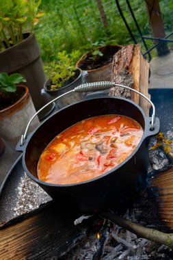 Çaydanlık kebabı açık ateşte hazırlanır.!