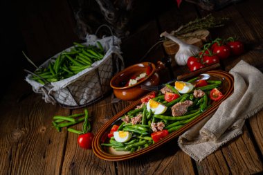 Yumurtalı yeşil fasulye salatası ve ton balığı.