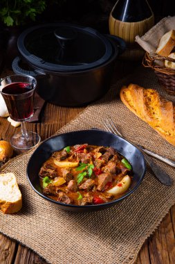 Biber ve soğanlı klasik sığır kebabı.