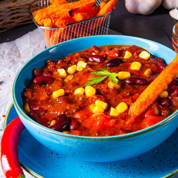 Chili Con Carne Med Sötpotatis Och Kryddig Nachos — Stockfoto