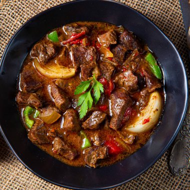 Biber ve soğanlı klasik sığır kebabı.