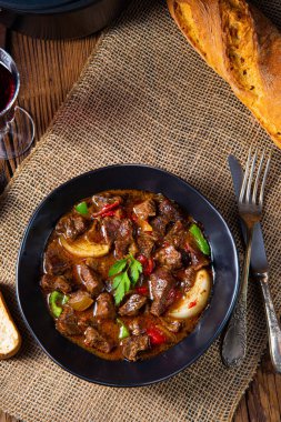 Biber ve soğanlı klasik sığır kebabı.