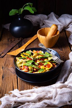 Yeşil kuşkonmaz, zeytin ve jambonlu makarna salatası.