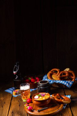 Turp ve soğanlı rustik Bavyera obazda