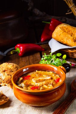 Kırmızı biberli baharatlı işkembe çorbası..