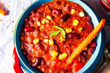 Tatlı patates ve baharatlı nachos ile acılı makarna.