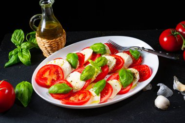 Mozzarella ve fesleğenli domates
