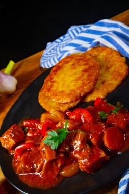 Patates gözlemeli orijinal Macar gulaşı.