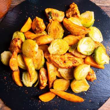 Brüksel lahanası kızarmış tavuk göğsü ve patates