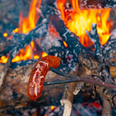 Kamp ateşi etrafında sessiz bir akşam