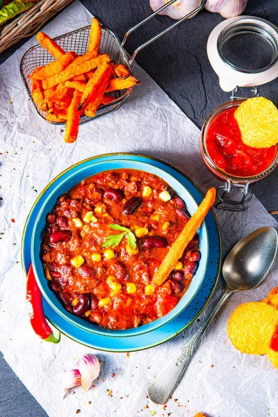 Chilli Con Carne Sladkými Bramborami Pikantními Nachos — Stock fotografie