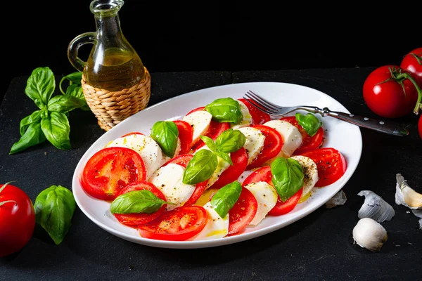 Tomate Com Mussarela Manjericão — Fotografia de Stock