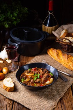 Biber ve soğanlı klasik sığır kebabı.