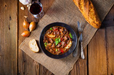 Biber ve soğanlı klasik sığır kebabı.