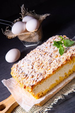 Çörekle kutudan peynirli kek.