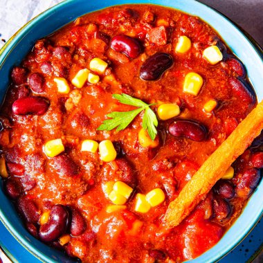 Tatlı patates ve baharatlı nachos ile acılı makarna.