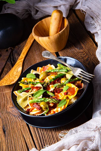 Yeşil Kuşkonmaz Zeytin Jambonlu Makarna Salatası — Stok fotoğraf