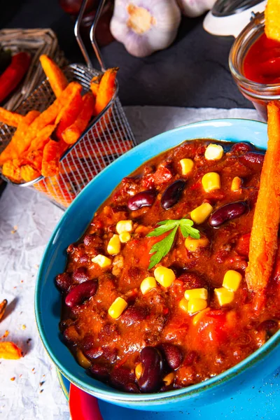 Chili Con Carne Med Sötpotatis Och Kryddig Nachos — Stockfoto