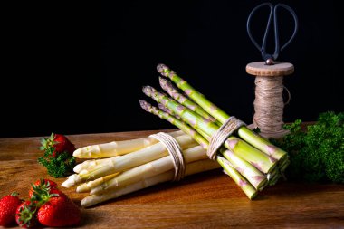 Masada yeşil ve beyaz kuşkonmaz