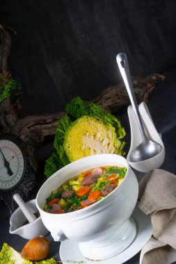 Beyaz vazoda lezzetli lahana çorbası.