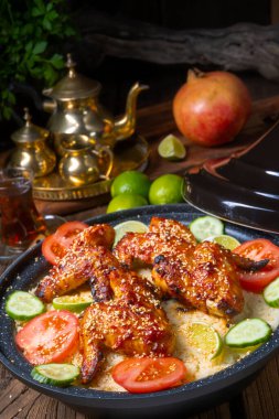 Tavuk kanatlı kuskus. Baharatlı.