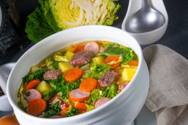 Beyaz vazoda lezzetli lahana çorbası.