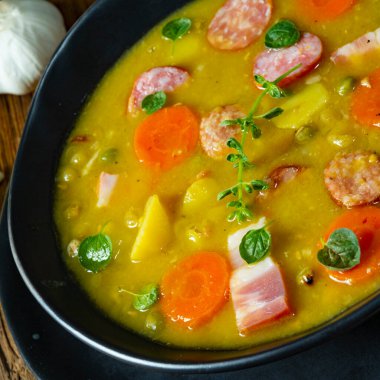 Domuz pastırması ve sosisli bezelye çorbası.