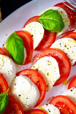 Mozzarella ve fesleğenli domates