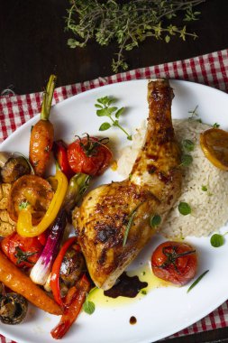 Kızarmış tavuk budu, sebze ve pilav.