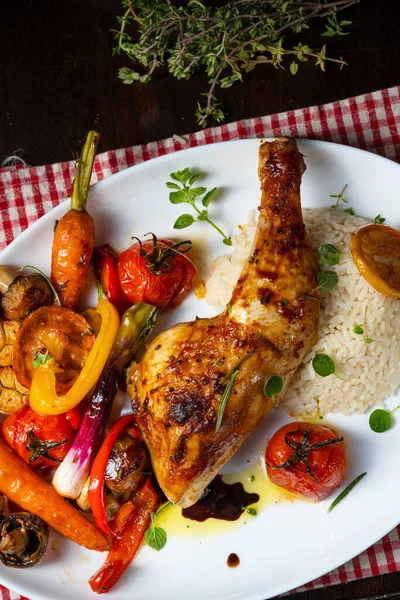 Kızarmış tavuk budu, sebze ve pilav.