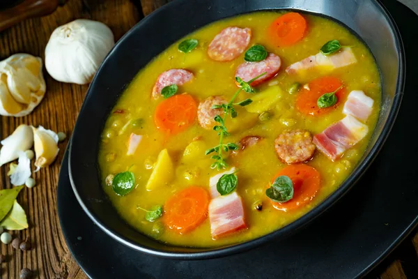 Domuz pastırması ve sosisli bezelye çorbası.