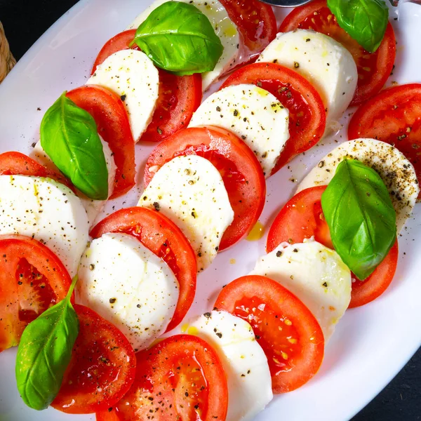 Mozzarella ve fesleğenli domates