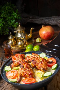 Tavuk kanatlı kuskus. Baharatlı.