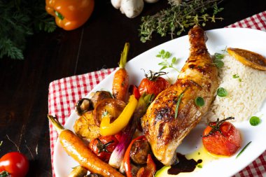 Kızarmış tavuk budu, sebze ve pilav.