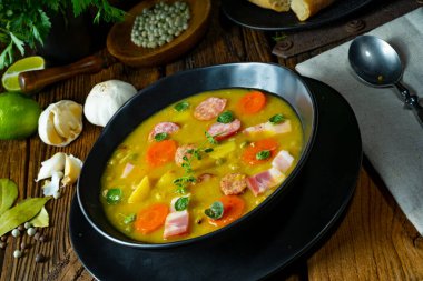 Domuz pastırması ve sosisli bezelye çorbası.