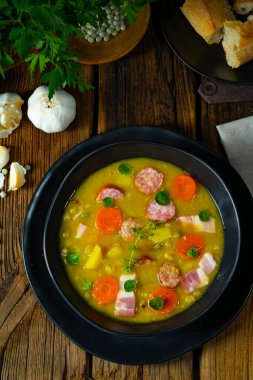 Domuz pastırması ve sosisli bezelye çorbası.