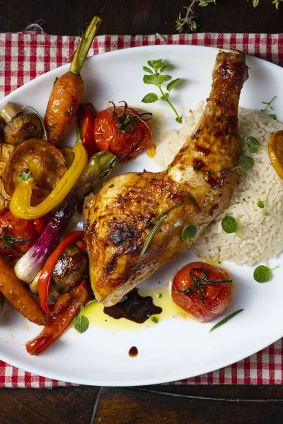 Kızarmış tavuk budu, sebze ve pilav.