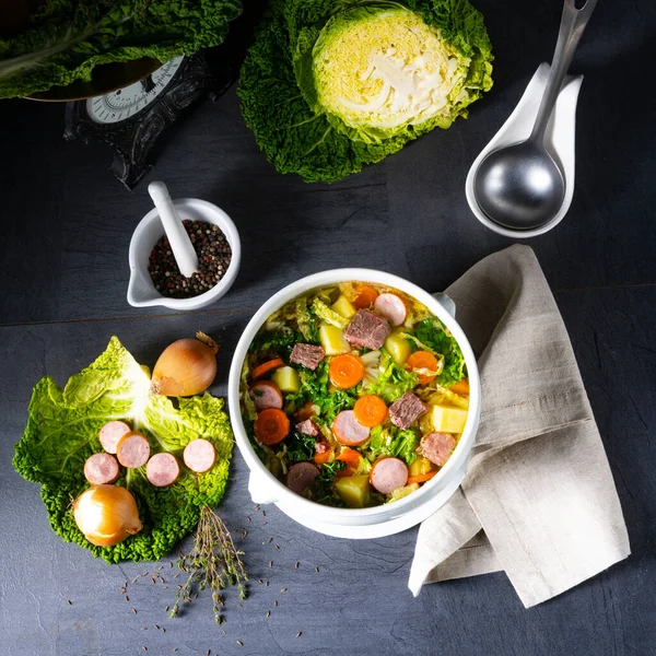 Beyaz vazoda lezzetli lahana çorbası.