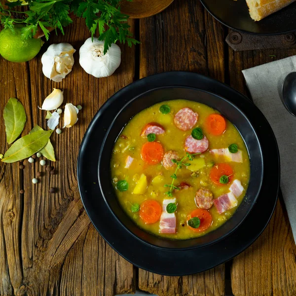 Domuz pastırması ve sosisli bezelye çorbası.