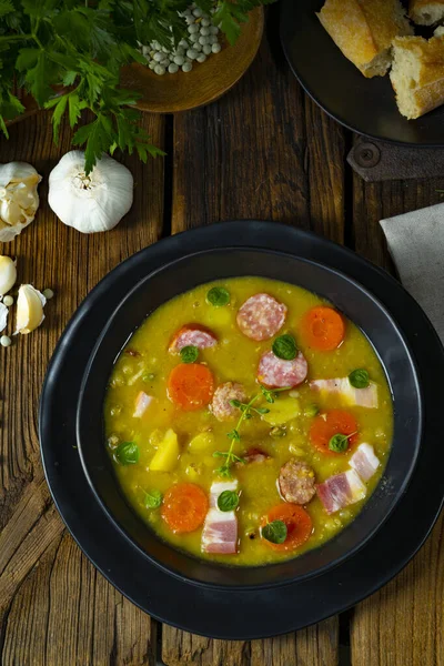 Domuz pastırması ve sosisli bezelye çorbası.