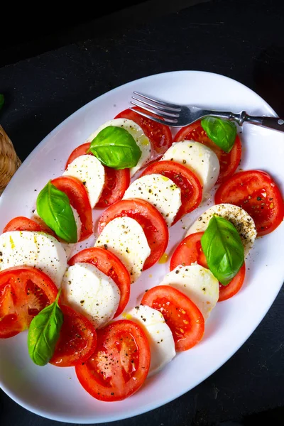 Tomate Con Mozzarella Albahaca —  Fotos de Stock