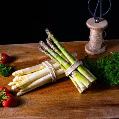 Masada yeşil ve beyaz kuşkonmaz