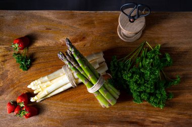 Masada yeşil ve beyaz kuşkonmaz