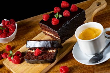 Ahududu ve kahveli çikolatalı kek.