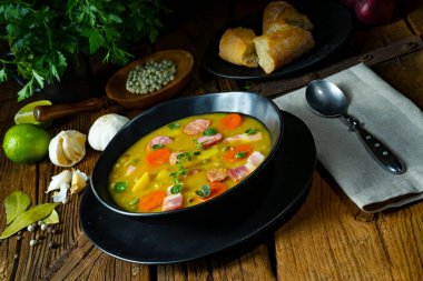 Domuz pastırması ve sosisli bezelye çorbası.