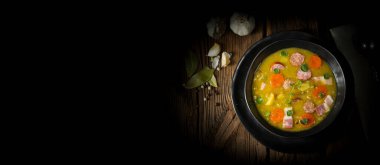 Domuz pastırması ve sosisli bezelye çorbası.