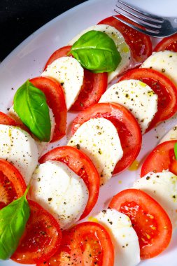 Mozzarella ve fesleğenli domates