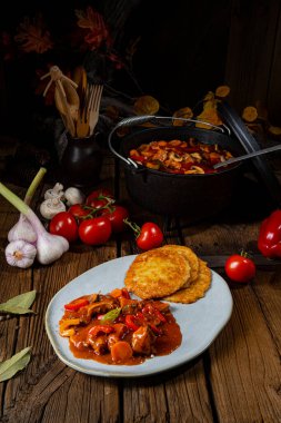 Patatesli gözleme ile Macar kebabı.